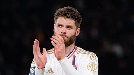 Caleta-Car no jugó con el Olympique de Lyon mientras el fichaje por la Real sigue esperando