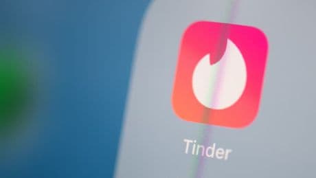 Une Américaine accusée d'avoir cherché un tueur à gages sur Tinder pour abattre son ex-petit ami policier et sa fille