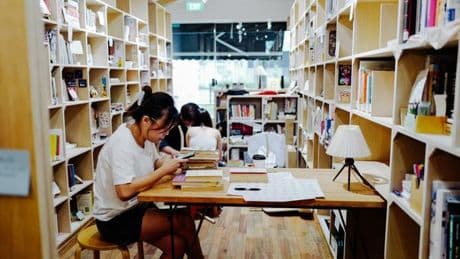 À Singapour, la bibliothèque Casual Poet fait redécouvrir le plaisir de flâner de livre en livre