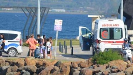 İskeleden düşen genç boğulma tehlikesi geçirdi