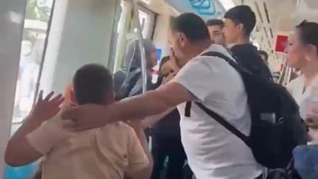 Marmaray'da çocuklarının yanında babalarını dövdüler: 2 şahıs gözaltına alındı