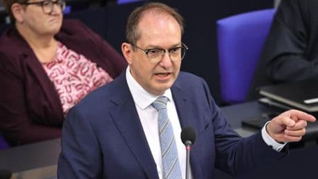 Als der Grüne ihm „Rechtsbruch“ vorwirft, schaltet Dobrindt in den Attacke-Modus