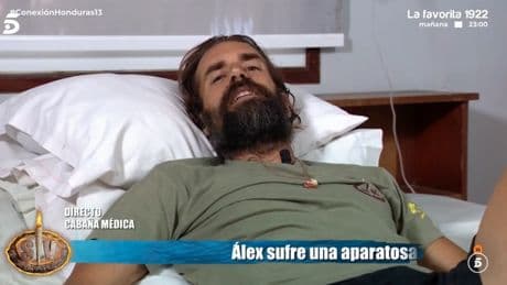 Álex Adrover, trasladado en camilla tras sufrir una lesión en &#039;Supervivientes&#039; que pone en peligro su concurso