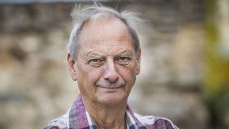Martin van Waardenberg was tijd dakloos na zelfdoding vader: ’Met kartonnen doos in de auto’
