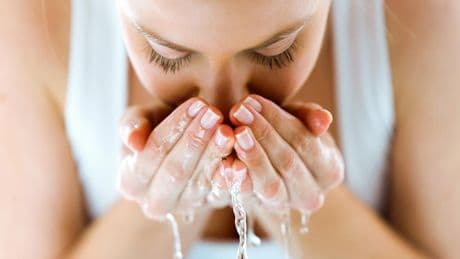 La doble limpieza facial es la clave para una piel suave y limpia