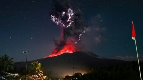 Indonésie : un volcan crache une colonne de cendres de 10 kilomètres