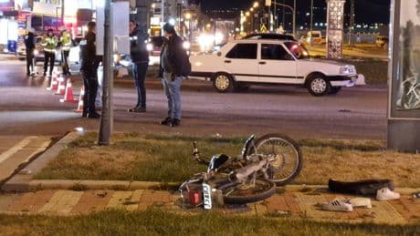 Karaman'da motosiklet otomobile çarptı: 1 ölü, 1 ağır yaralı