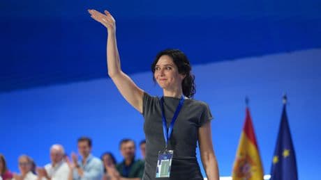 Ayuso apela a la unidad y cierra filas con Feijóo: &quot;Qué valentía hay que tener para ponerse al frente de este morlaco&quot;