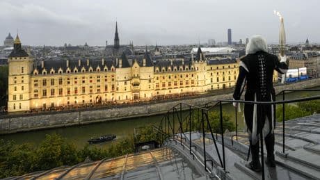Torches olympiques, guirlandes de Philippe Katerine, costumes de la mascotte Phryge... Des objets cultes des JO 2024 aux enchères