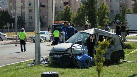Kayseri’de iki otomobil çarpıştı: 2 ölü, 3 yaralı