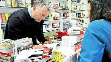 Mikel Ayestarán en la Feria del Libro: «Me preguntan qué pueden hacer para ayudar en Gaza y no tengo respuesta»