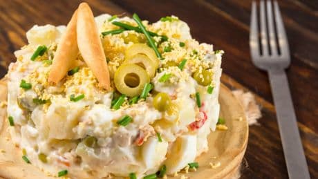 La salsa perfecta para la ensaladilla rusa que es más saludable que la mayonesa