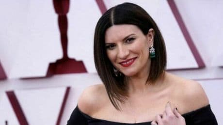 Laura Pausini, dai ricavi dimezzati alla perdita di 1,2 milioni di euro in bilancio e la chiusura della sua società negli Usa: anno nero per la cantante