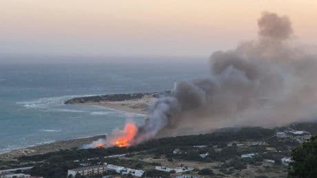 Una vela provocó el incendio en Caños de Meca mientras ardía Tarifa: se investiga a un hombre por imprudencia