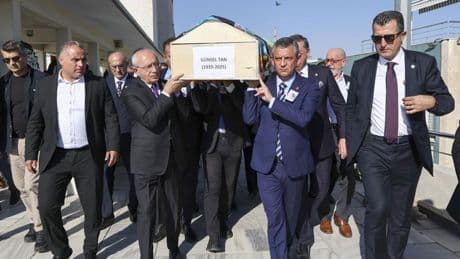 Özgür Özel ile Kılıçdaroğlu, Milletvekili Namık Tan’ın annesinin cenazesine katıldı