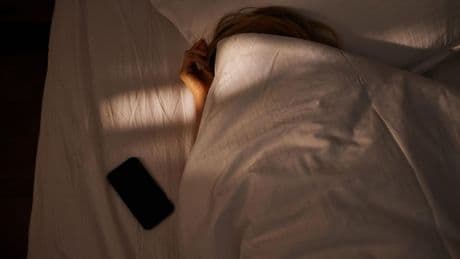 Nicht nur Flugmodus: Warum Sie Ihr Smartphone vor dem Schlafen lieber ganz ausschalten sollten