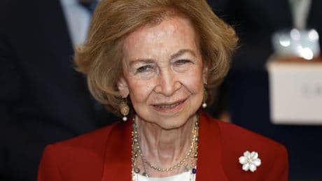 Crónica Rosa: La Reina Sofía, ya en Mallorca, estará con los Reyes y sus hijas en la tradicional recepción estival