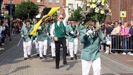 Unges Pengste 2025 in Korschenbroich: Sonne für Königsparade und Gänsehautmoment beim Großen Zapfenstreich
