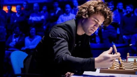 El noruego Magnus Carlsen se enfrenta a ChatGPT en una partida de ajedrez: «Me rindo»