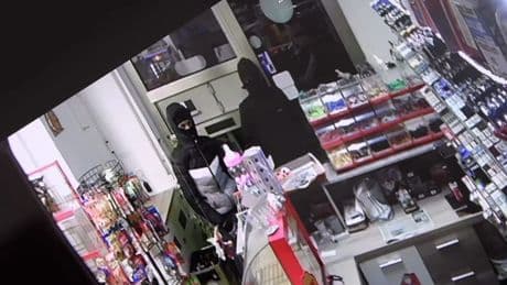 Kioskbesitzer schließt Bewaffnete ein