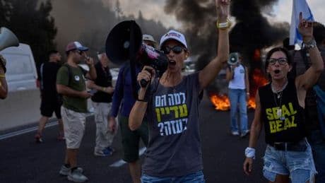 VIDEO｜Des milliers de manifestants en Israël pour la fin de l’offensive et la libération des otages