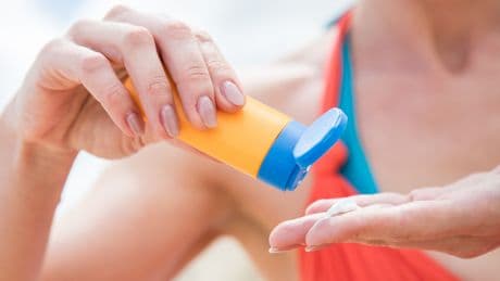 Sonnencreme bei ÖKO-TEST: Drogerie-Produkt zeigt der Konkurrenz, wie es richtig geht