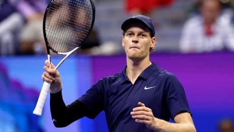 US Open fan attempts to reach into Jannik Sinner’s bag as security steps in