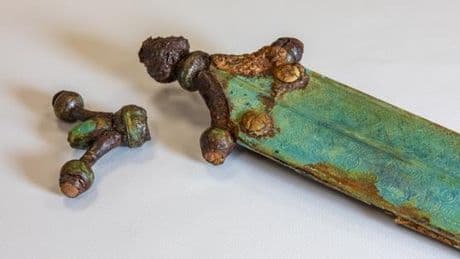 Archéologie : des épées exceptionnelles vieilles de 2 400 ans, retrouvées dans une nécropole celtique de l’Allier