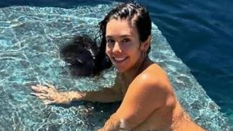 Pedroche posa desnuda en una piscina