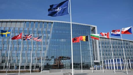 Nato-Mitarbeiter sollen bei millionenschweren Rüstungsdeals abkassiert haben