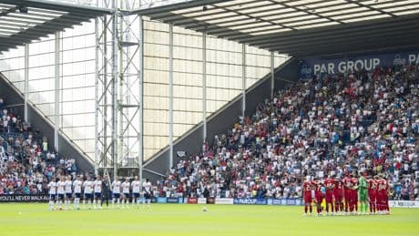 Así ha sido el sobrecogedor minuto de silencio en el primer partido del Liverpool tras la muerte de Diogo Jota