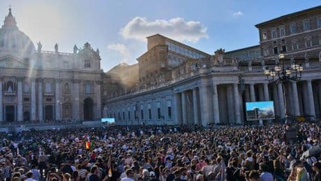 US-Kardinal Robert Francis Prevost zum Papst gewählt – Neuer Pontifex zeigt sich auf dem Balkon