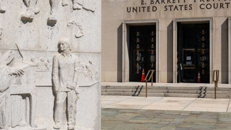 Trump Asks Appeals Court to Allow Firing of Lisa Cook Ahead of Key Fed Meeting