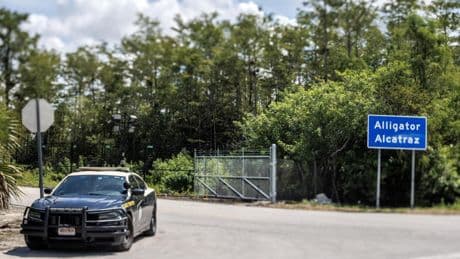 Malas noticias para inmigrantes: Juez deja en suspenso recurso legal que beneficia a los detenidos en Alligator Alcatraz