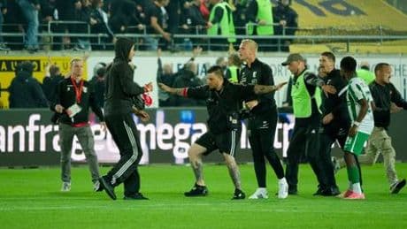 Fußball-Regionalliga: Polizei-Einsatz bei Halle gegen Chemie Leipzig nach Fan-Krawallen
