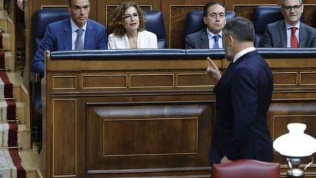 Sánchez responde a Feijóo con el 'y tú más' y el PP ahoga su intervención al grito de «dimisión»