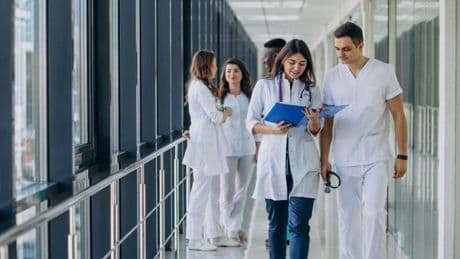 Oportunidades laborales en Sanidad: ¿por qué estudiar una FP es tu mejor opción?