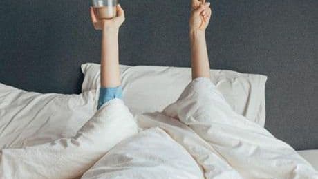 Peş peşe alarm dengeyi bozar! Sabah uyanmakta zorluk çekenler için ipuçları