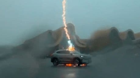 Blitzschlag trifft Auto im Verkehr: Video zeigt dramatischen Moment