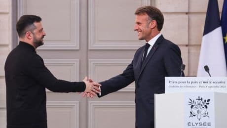 En annonçant le déploiement d'une "force de réassurance" en cas de cessez-le-feu, Emmanuel Macron repositionne l'Europe dans le dossier ukrainien