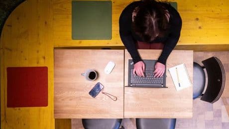 Arbeit: Umfrage: Zwei Drittel arbeiten auch mal krank im Homeoffice