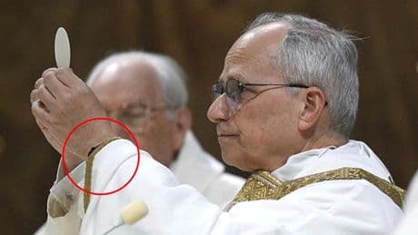 Bei seiner ersten Messe - Der Papst trägt Apple Watch