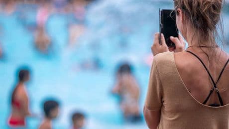 Betreiber reagieren mit Rauswurf: Eltern zunehmend von Handys abgelenkt – Nutzung wird zum Problem in Schwimmbädern