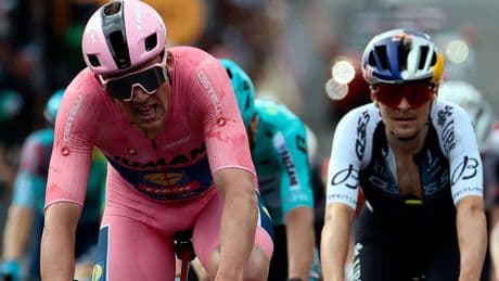 Herbeleef hoe Mads Pedersen voor de derde keer in vijf etappe toesloeg in de Giro d’Italia