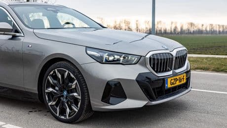 Waarom er ’explosieven’ onder de motorkap van jouw auto zitten