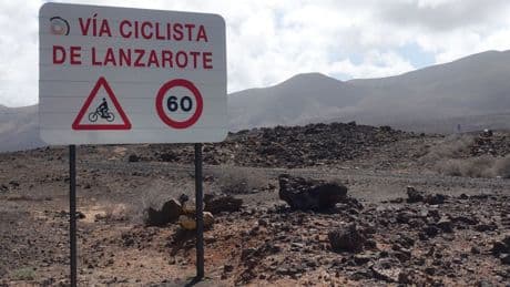 Sulle due ruote nello scenario lunare di Lanzarote