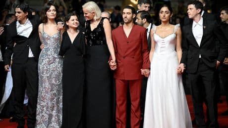 Leïla Bekhti, divine en blanc, vient soutenir Tahar Rahim sur les marches de Cannes