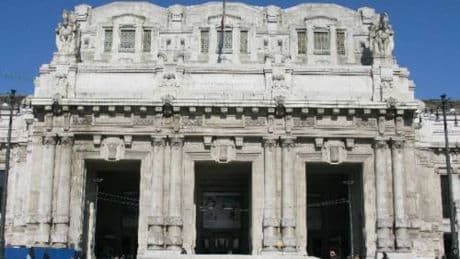 Accoltellamento alla stazione di Centrale Milano, 51enne in pericolo di vita. È caccia all'uomo