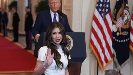 Kristi Noem und Co.: Der Maga-Look der Trump-Frauen: Wenn Stil politisch wird