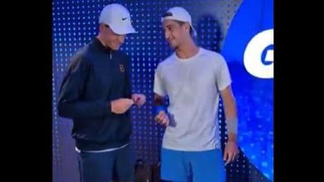 Tennis : quand Terence Atmane offre... une carte Pokémon à Jannik Sinner pour son anniversaire